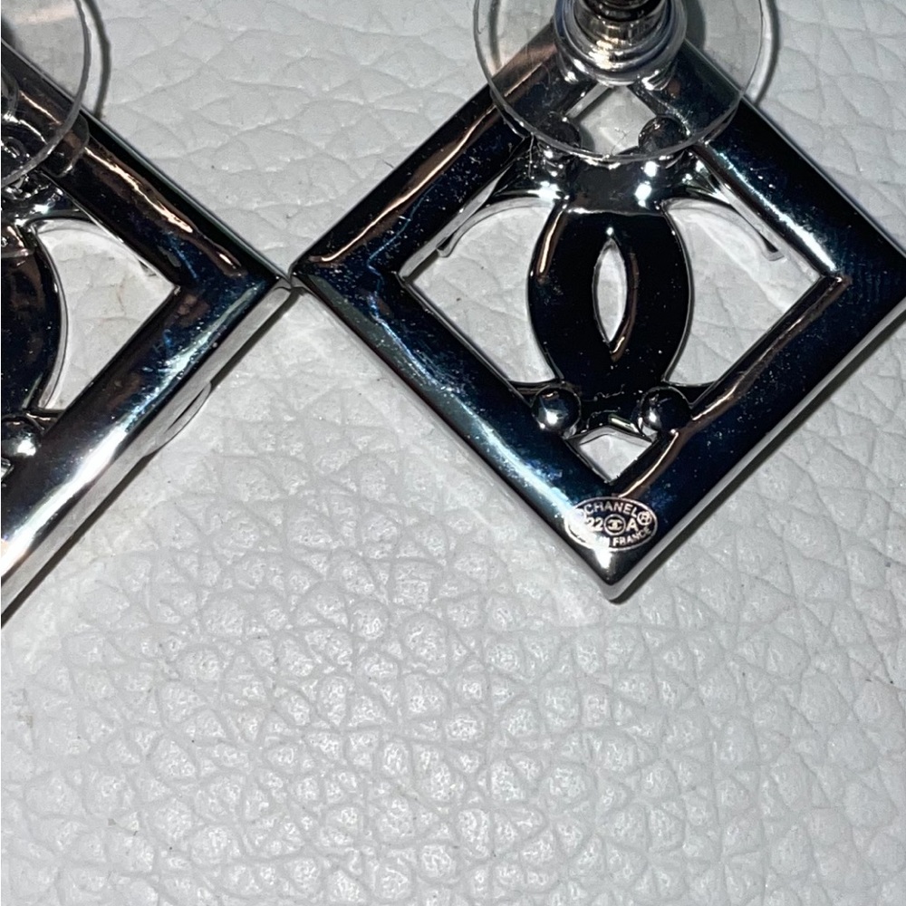 Elegant Chanel Silver tone Earrings with crystals collection 2022 - Picture 10 of 16